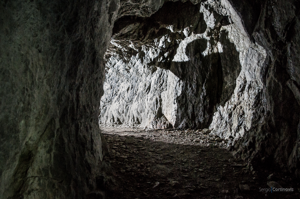 Il mostro della caverna in una galleria del sentiero per il rifugio Calvi