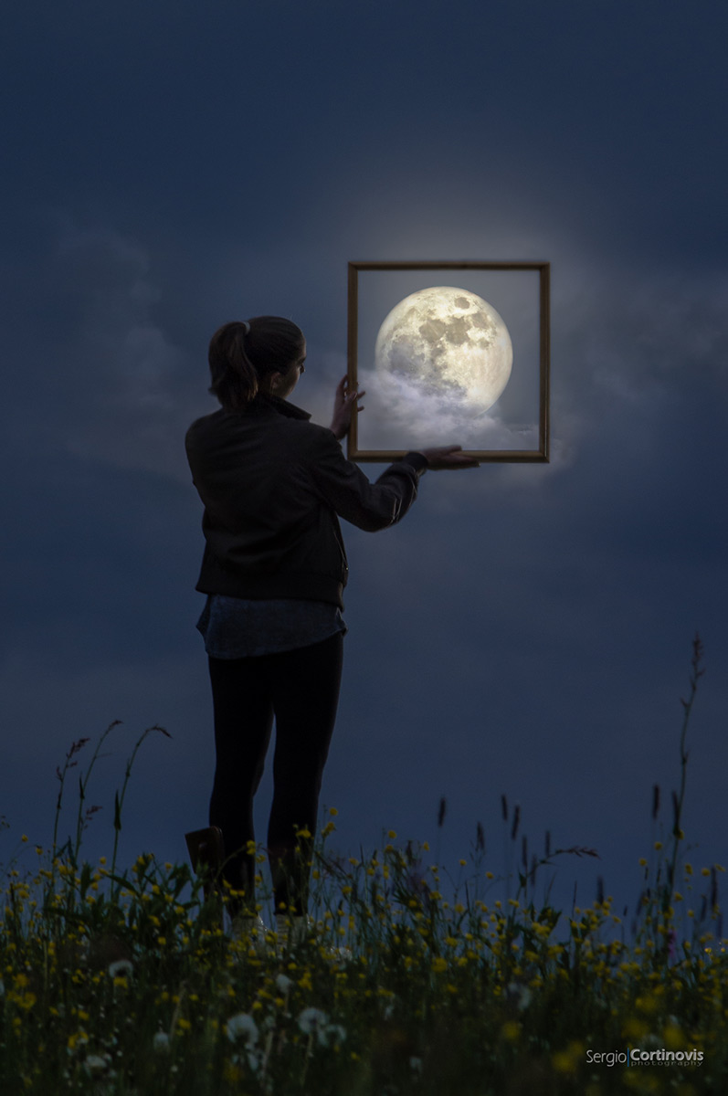 Laurent Laveder - Foto con la Luna attraverso un gioco di prospettiva, la Luna in un quadro
