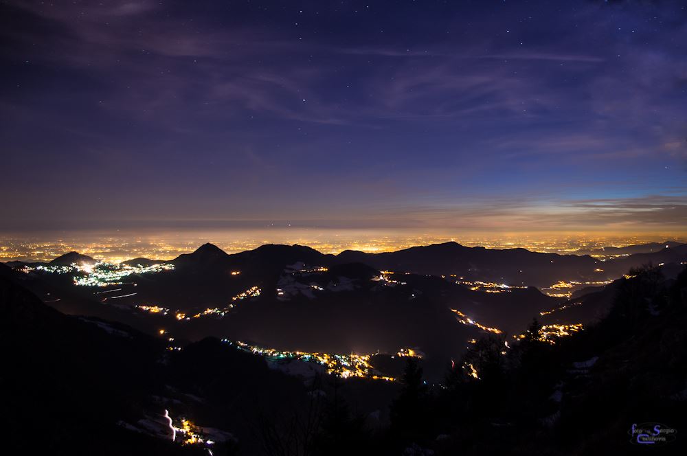 Pianura di notte vista dal monte Alben