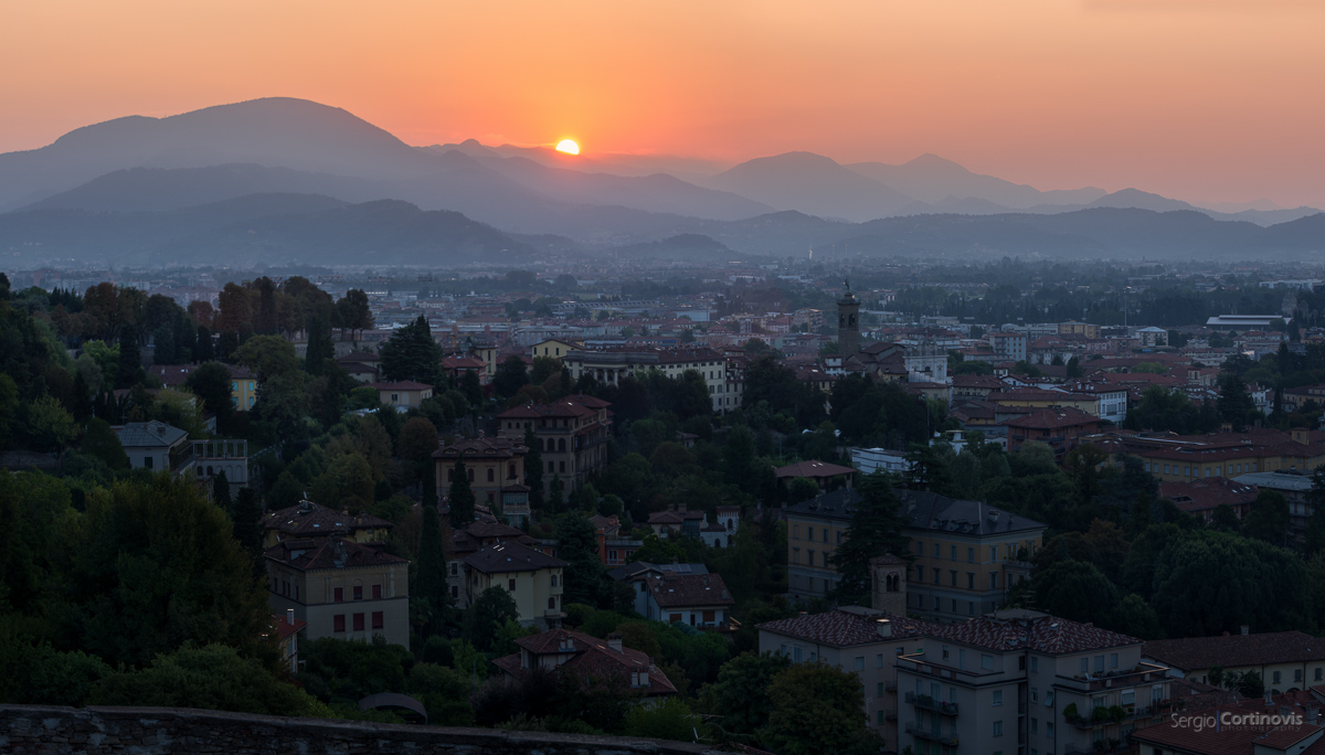 Una magnifica alba a Città Alta con vista su Bergamo. Sullo sfondo Gorle e Torre Boldone