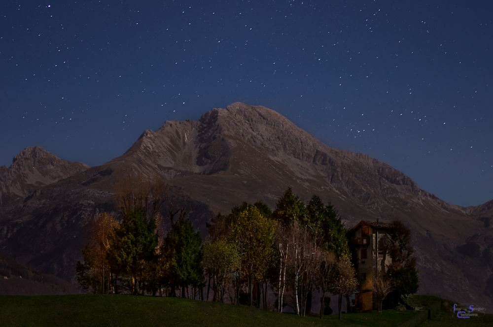 Monte Arera di notte sotto il cielo stellato