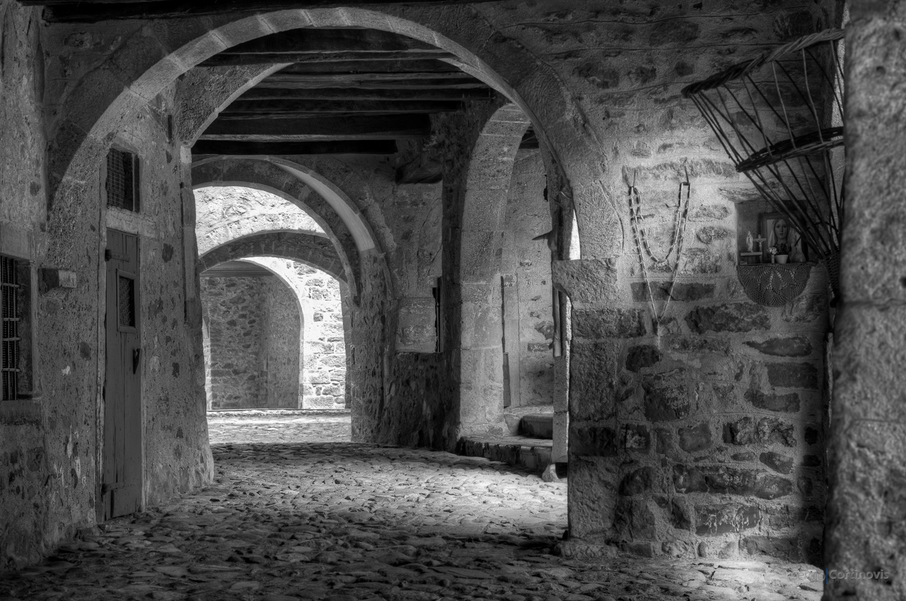Uno scorcio del magnifico porticato cuore del borgo medioevale di Camerata Cornello, patria dei Tasso