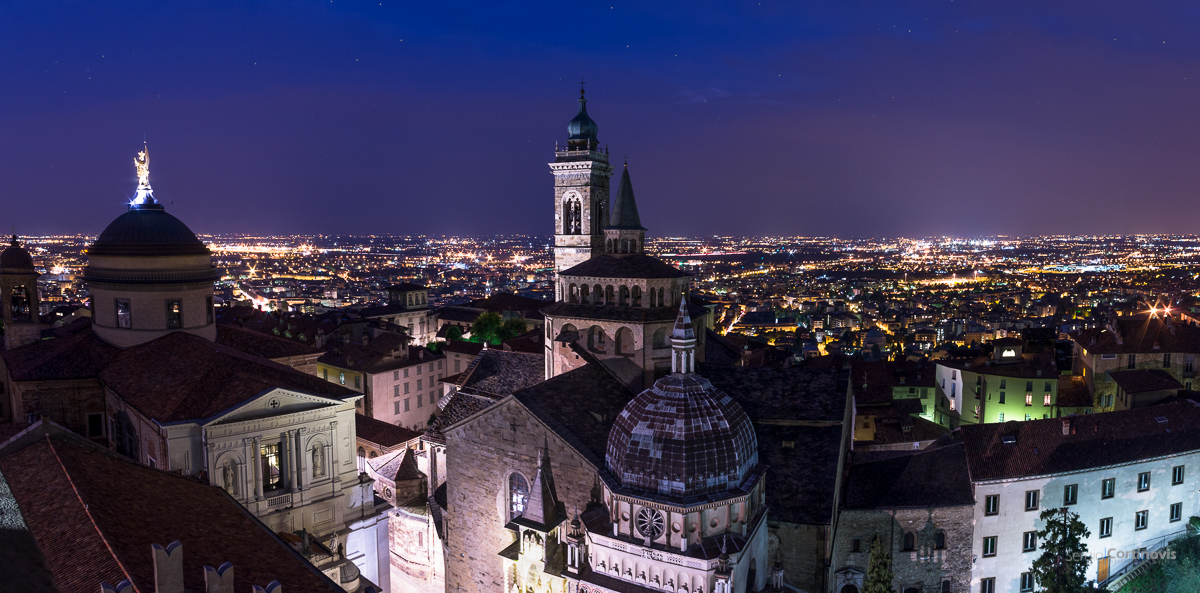 Visuale su Bergamo di notte dalla Torre del Campanone, nella piazza Vecchia di Città Alta