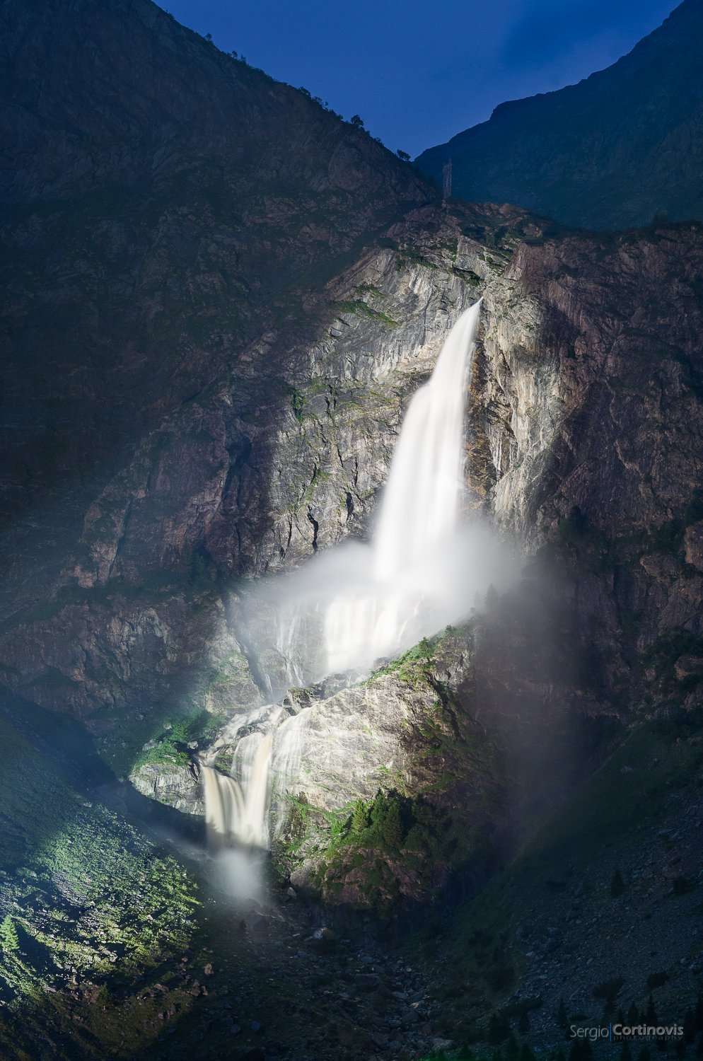 Le cascate del fiume Serio (a Valbondione, provincia di Bergamo, vicino al rifugio Curò) aperte di notte, illuminate da potenti fari