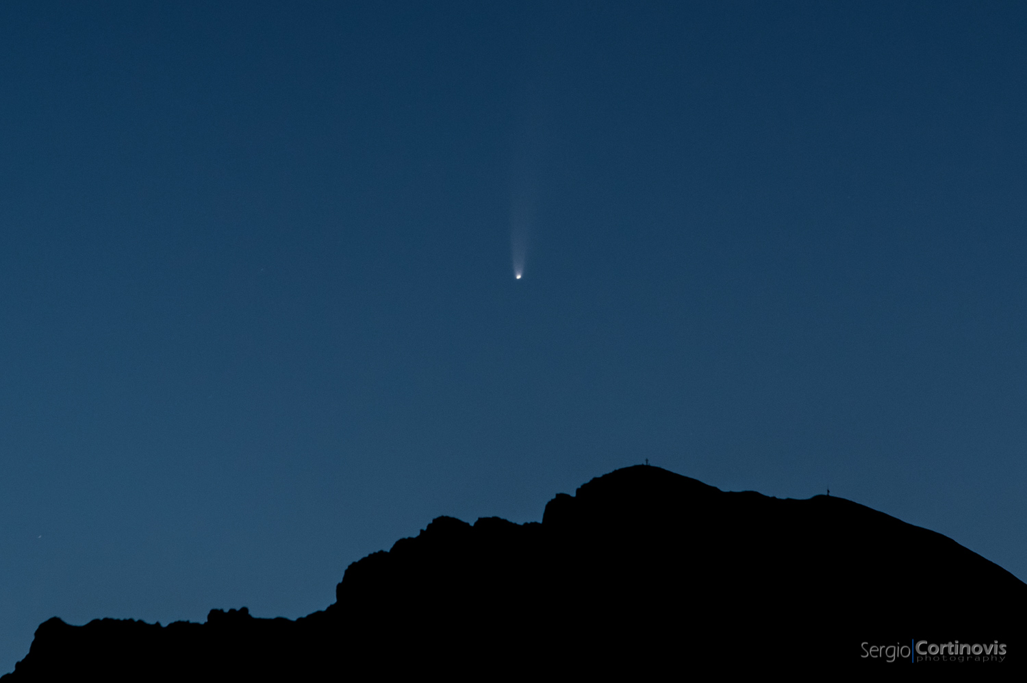 La cometa C/2020 F3 sorge dietro al monte Arera - Bergamo - Valle Brembana - Italia