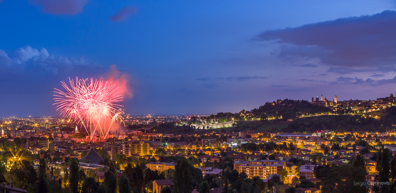 Fuochi d'artificio a Bergamo in occasione della Festa del Borgo Santa Caterina per l'anniversario dell'apparizione della Madonna Addolorata