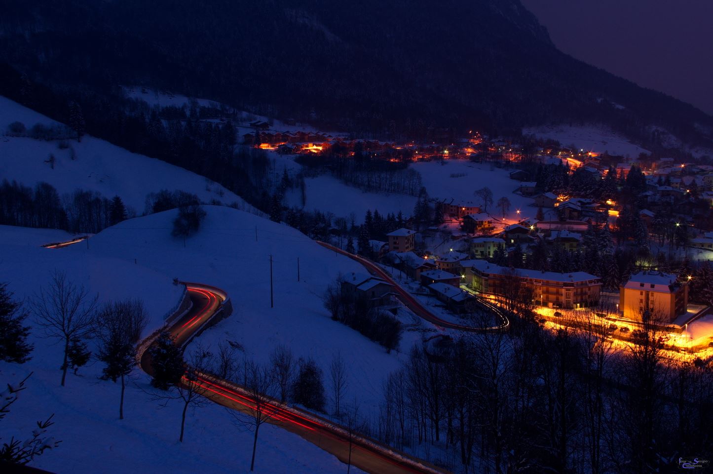 Serina in notturna con la neve