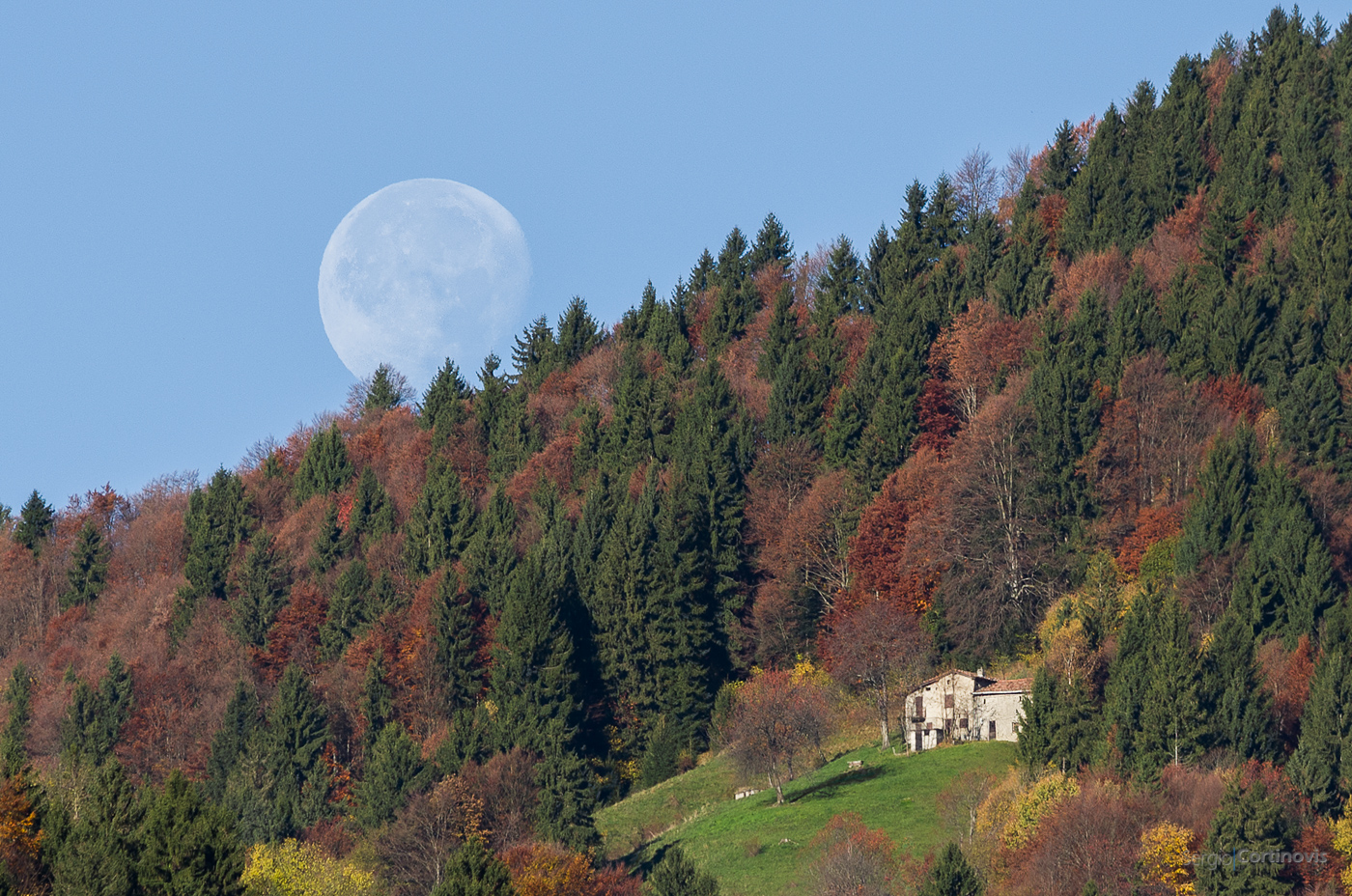 Fotografia della Luna di giorno scattata in una limpida giornata autunnale a Serina