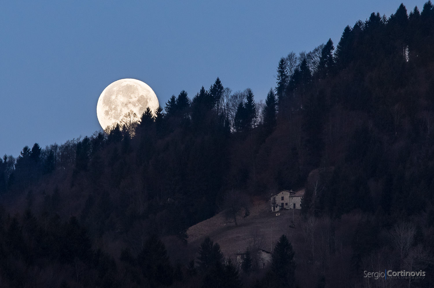 La Luna piena tramonta a Serina