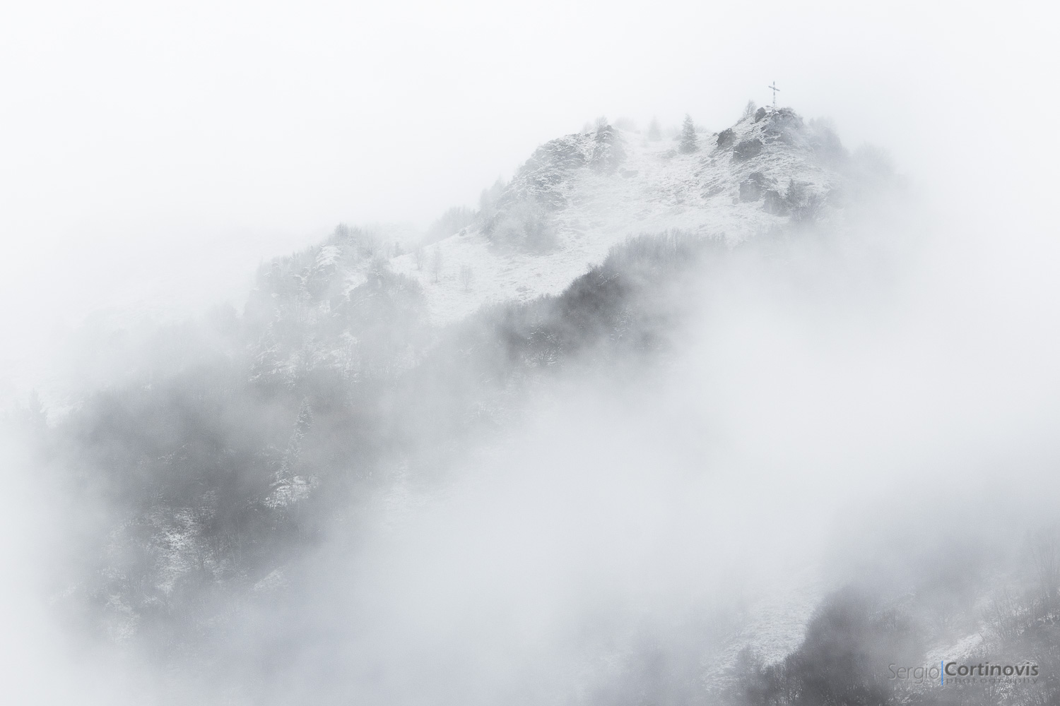 Cima di una montagna con la neve tra le nuvole - Monte Castello - Serina