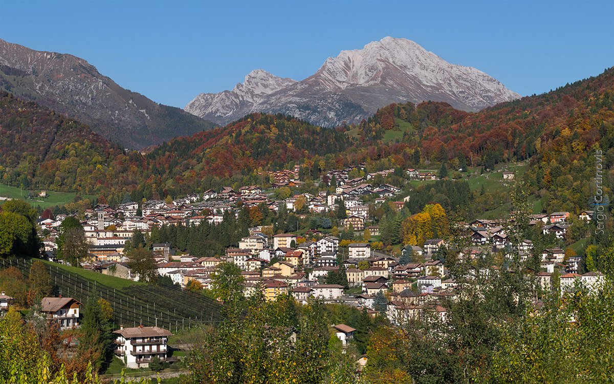 Fotografia di Serina (provincia di Bergamo) in Autunno: un'esplosione di colori autunnali con l'Arera sullo sfondo