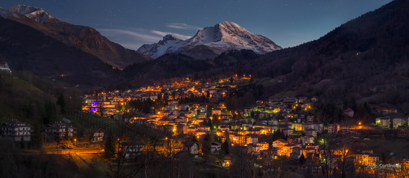 Serina (provincia di Bergamo) pochi minuti prima dell'Alba che chiude la notte del 22 Dicembre, vista da Lepreno. Sullo sfondo l'Arera.
