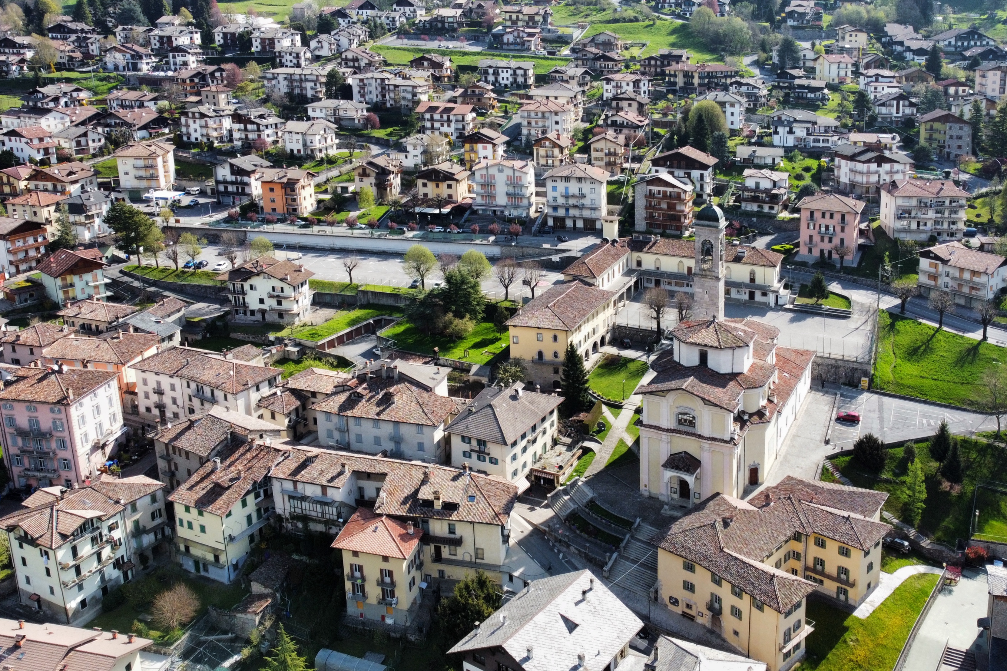 Serina vista dal drone. In primo piano la chiesa Santa Maria Annunciata