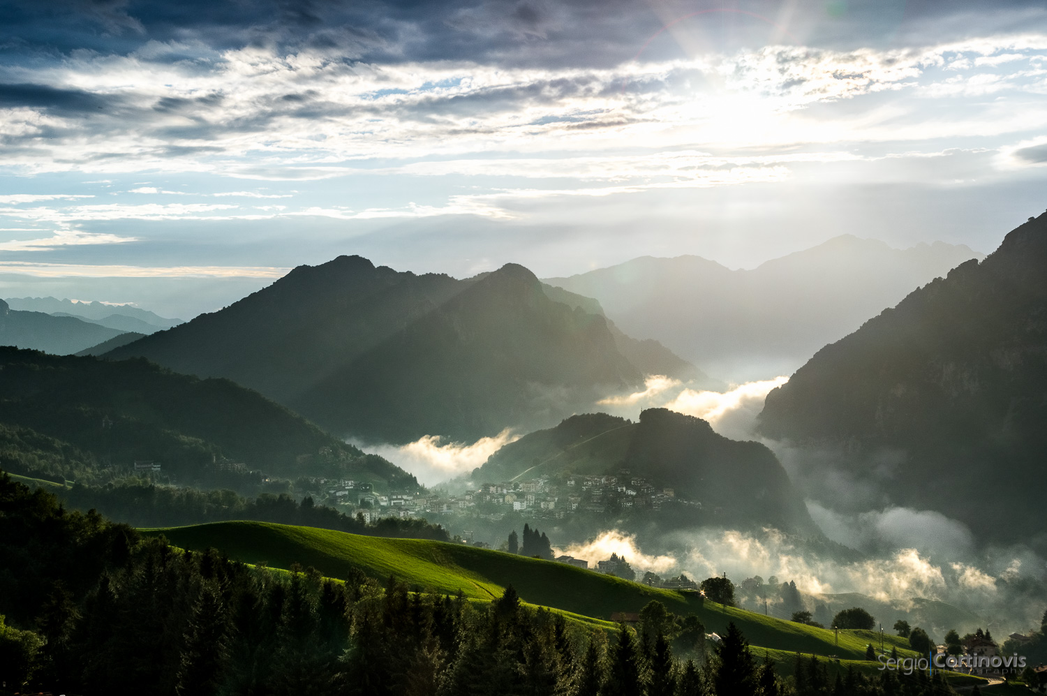 Tramonto ad Oltre il Colle da Zambla. Il Sole incendia la nebbia di fondovalle