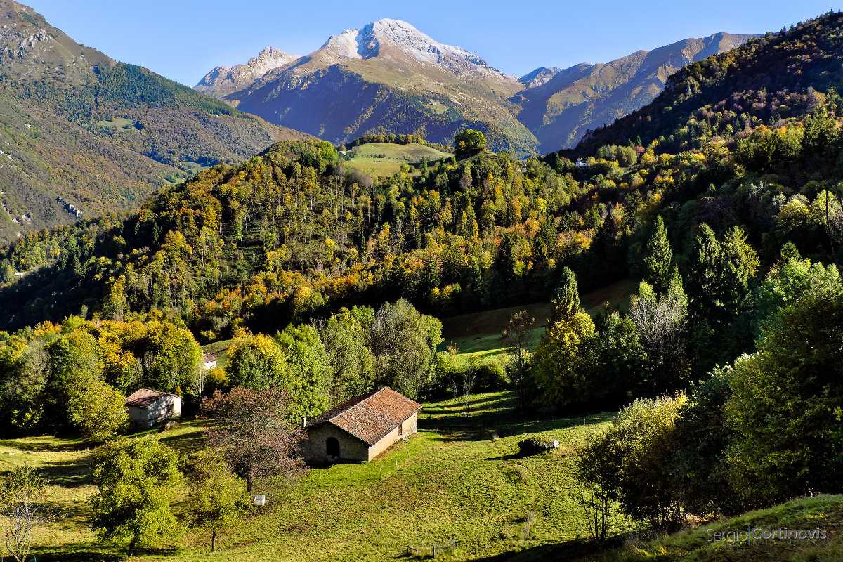 Il monte Arera, imbiancato dalla prima neve d'autunno, svetta sulla valle tra Serina e Oltre il Colle (Valpiana) in una splendida giornata autunnale