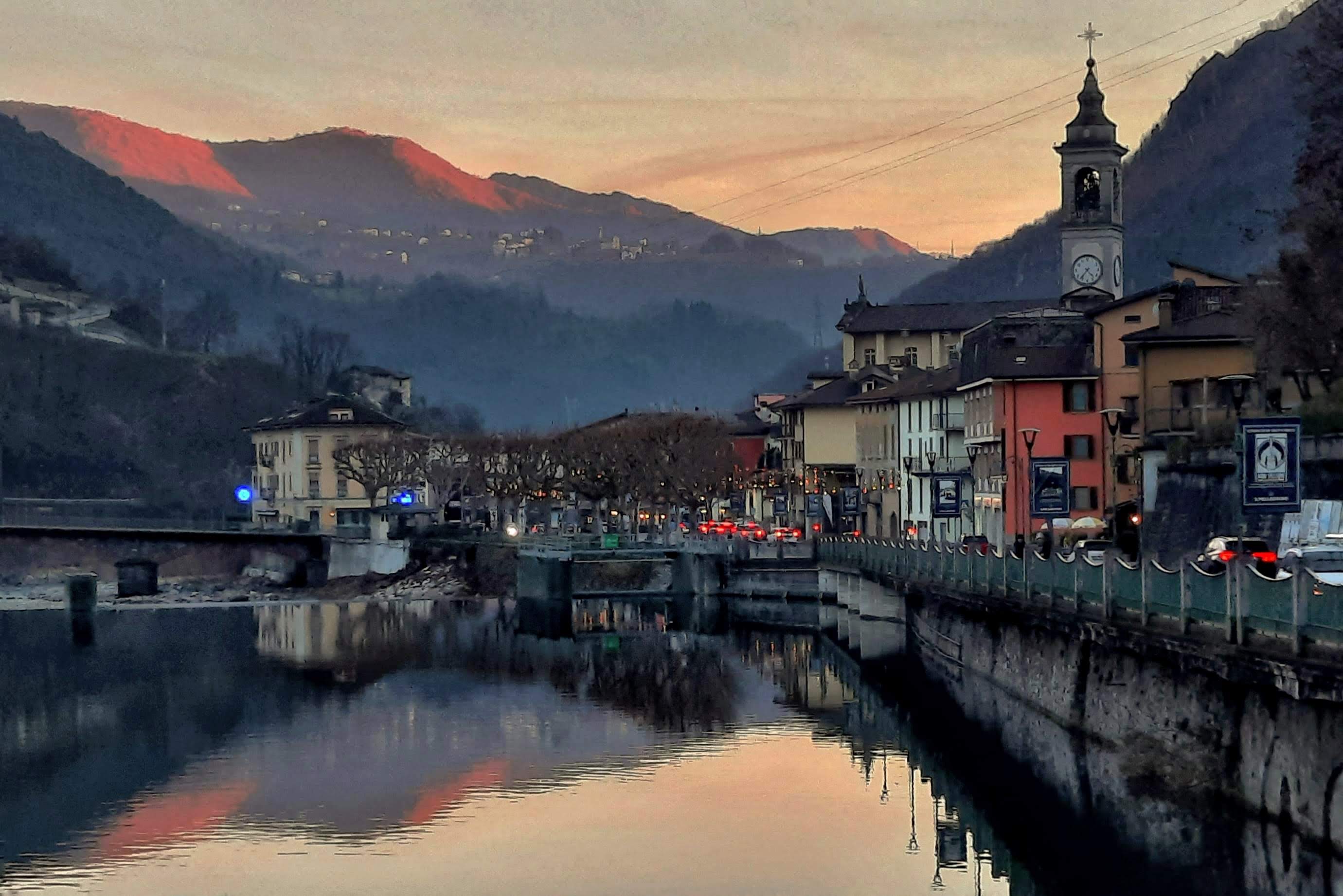 San Pellegrino Terme al tramonto: il fiume Brembo, la chiesa e le montagne