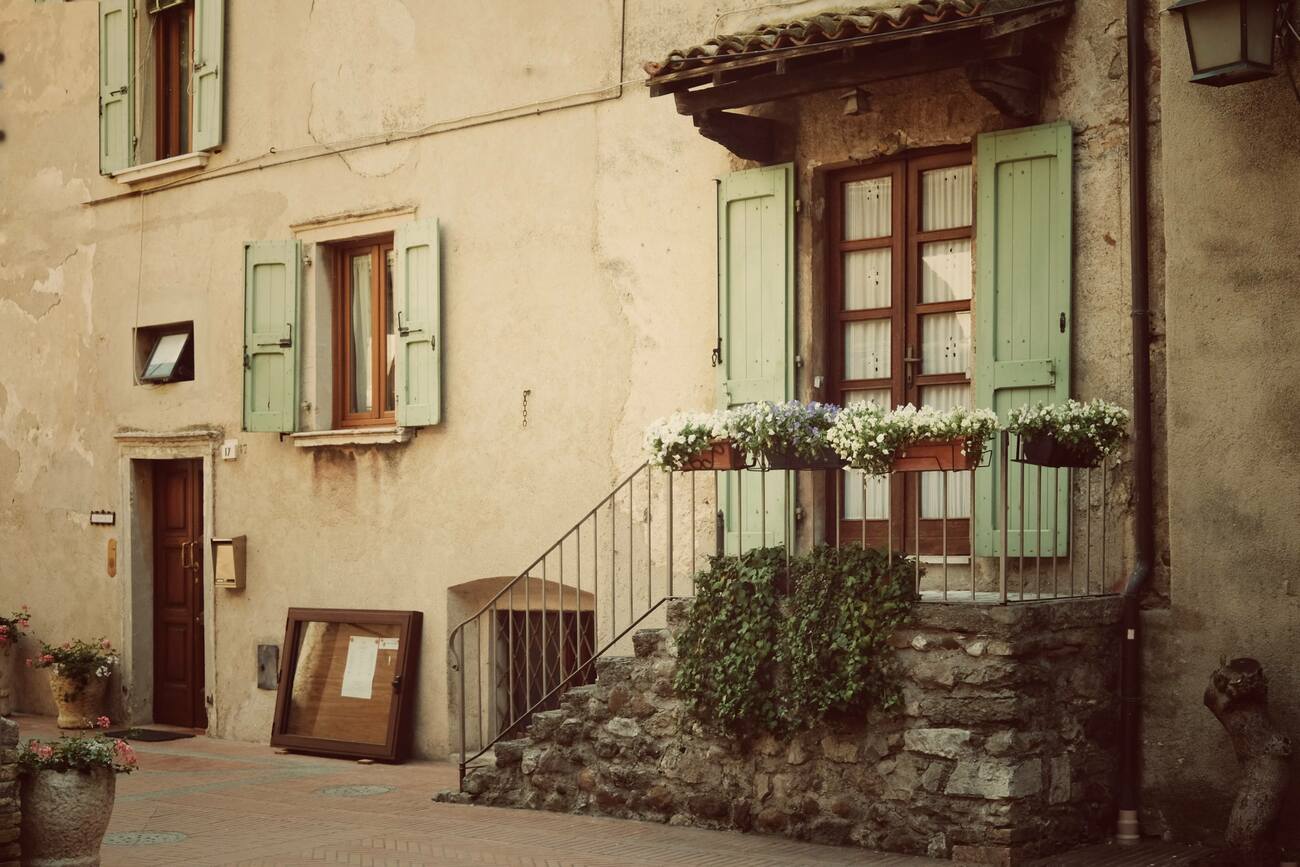 Un edificio all'interno dell'abitato di Sirmione, sul lago di Garda