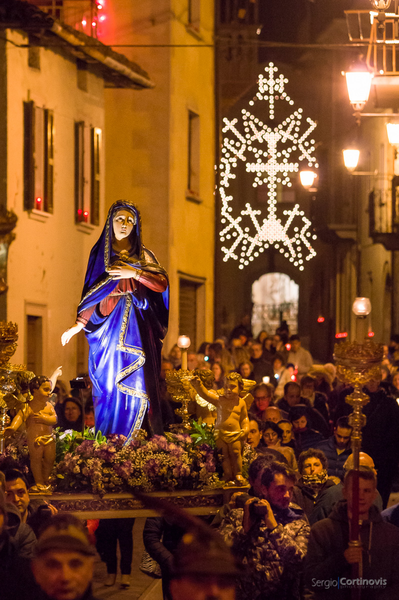 La Madonna Addolorata portata durante la Processione del Venerdì Santo a Serina (Triduo Pasquale 2016)