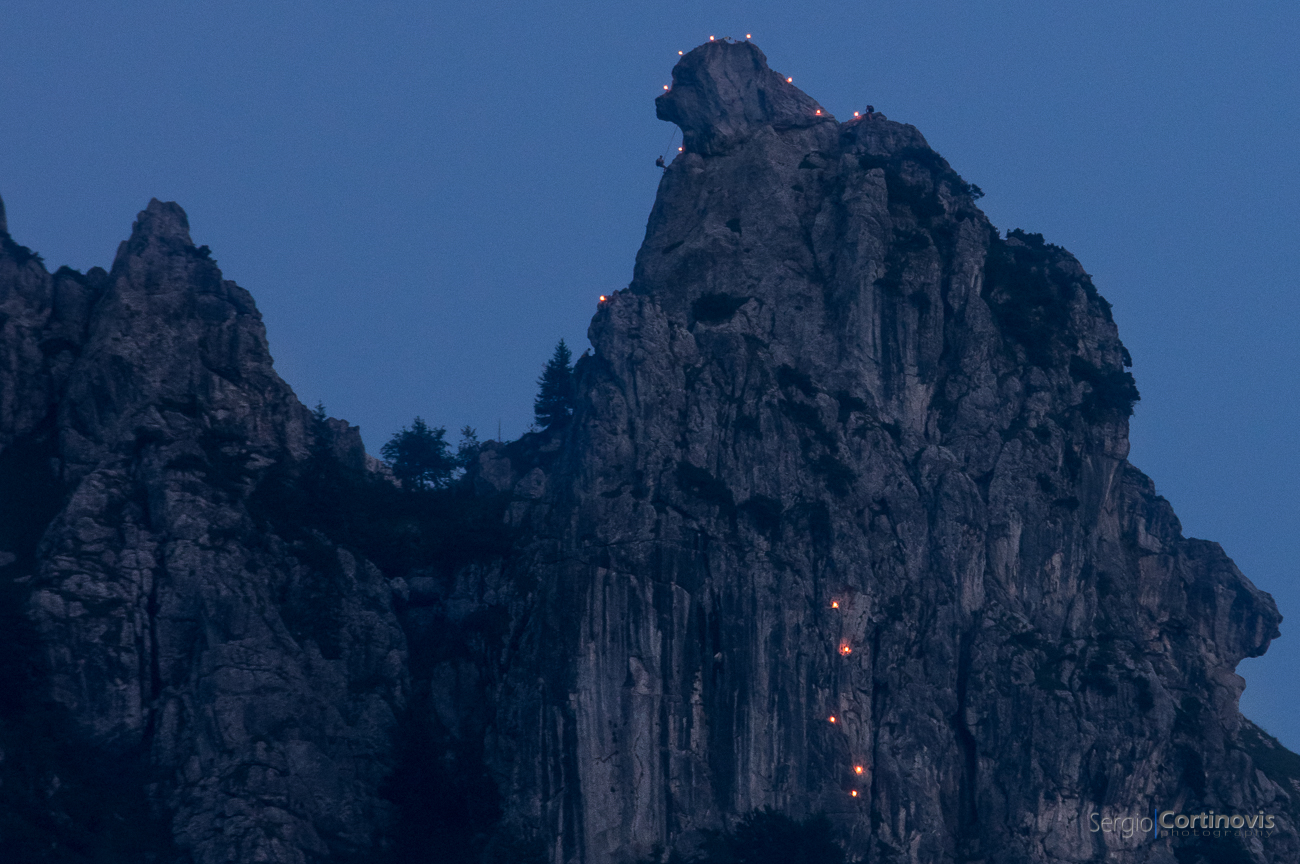 Corna del Nas (detta anche "testa dell'orso") illuminata dalle fiaccole - Valpiana - Serina