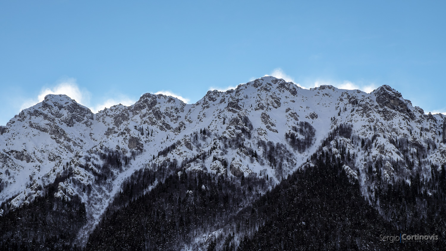 Il profilo del monte Alben in valle Serina sferzato dal vento invernale che solleva la neve